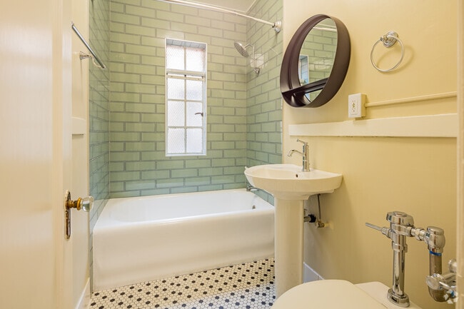 1BR, 1BA 670SF 404