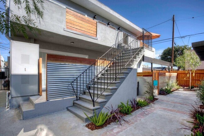 Photo - 1543 Stanford St