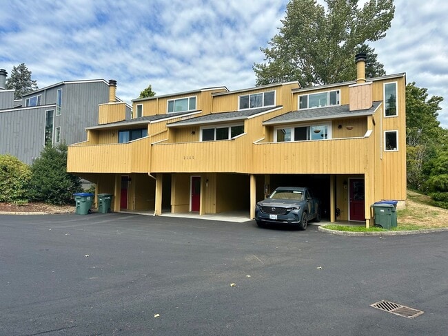 Building Photo - 2145 Eastview Pl Unit B Rental