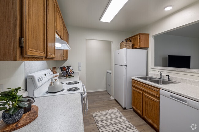 2BR, 2BA - 912SF - Kitchen