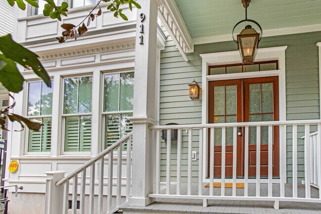 Photo - 911 Barnard St