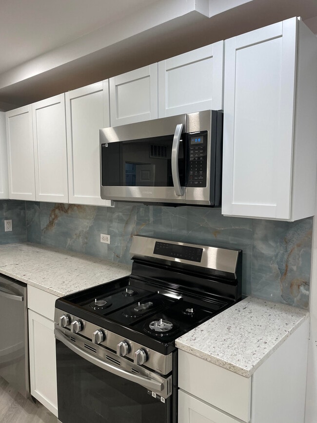 Kitchen Oven - 3625 W Oakdale Ave Unit Garden
