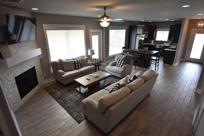 Photo - Luxurious 4 Bedroom 2.5 Bathroom in the Heart of Fayetteville, Arkansas!!