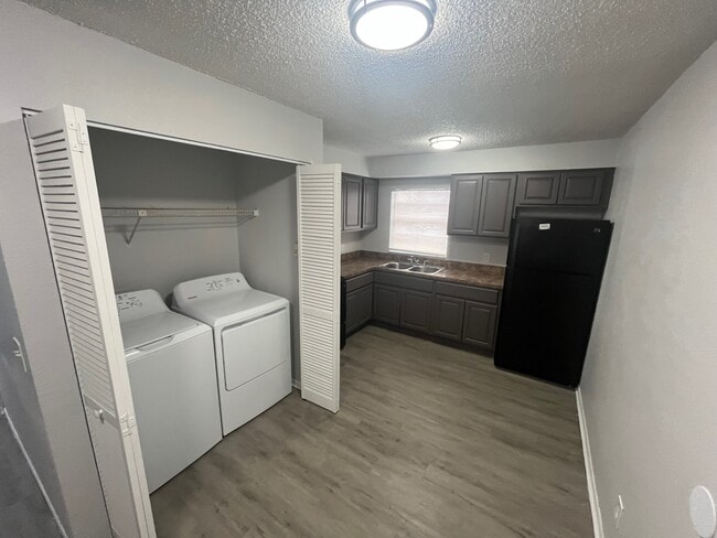 Building Photo - 6912 N 22nd St Unit C Rental