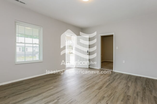 Photo - 524 W 35th St