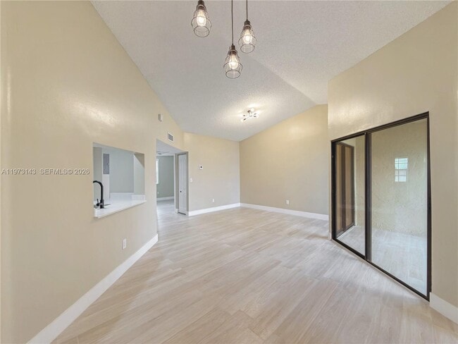 Photo - 929 Hamilton Dr Unit 929E