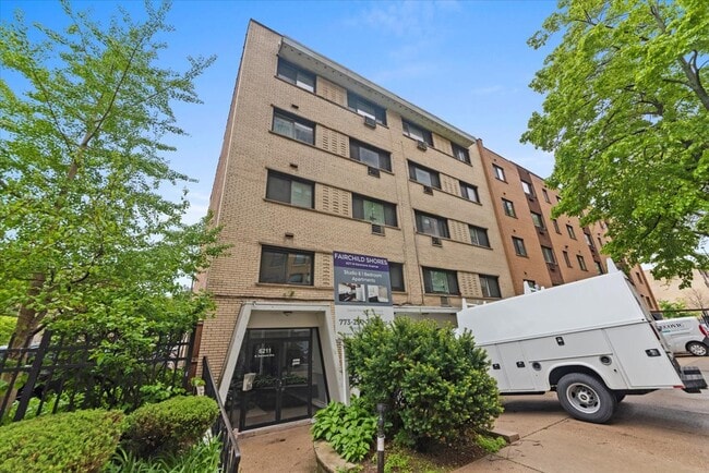 Building Photo - 6211 N Kenmore Ave Rental
