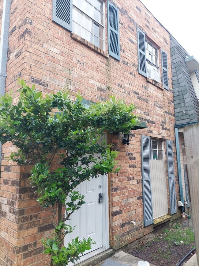 Building Photo - 2117 Giuffras Ave