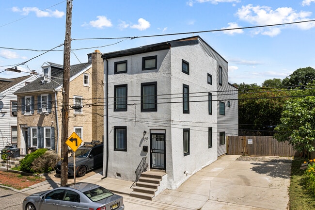 Building Photo - 140 W Price St Rental