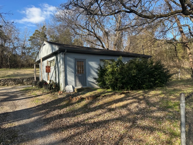 Building Photo - 318 Valley View Dr