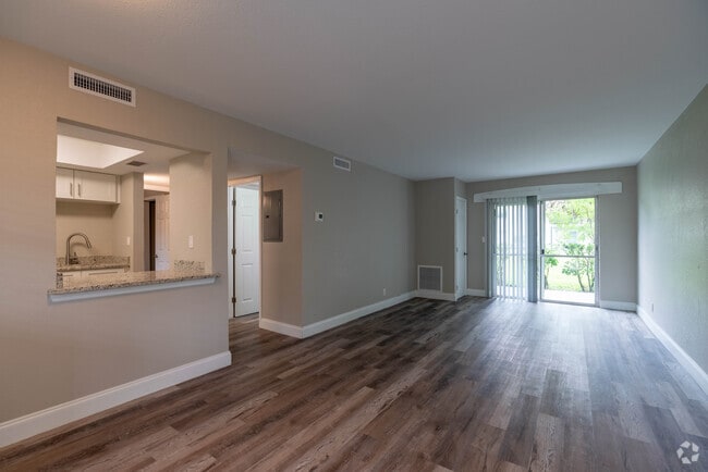 2BR, 1BA - 870SF