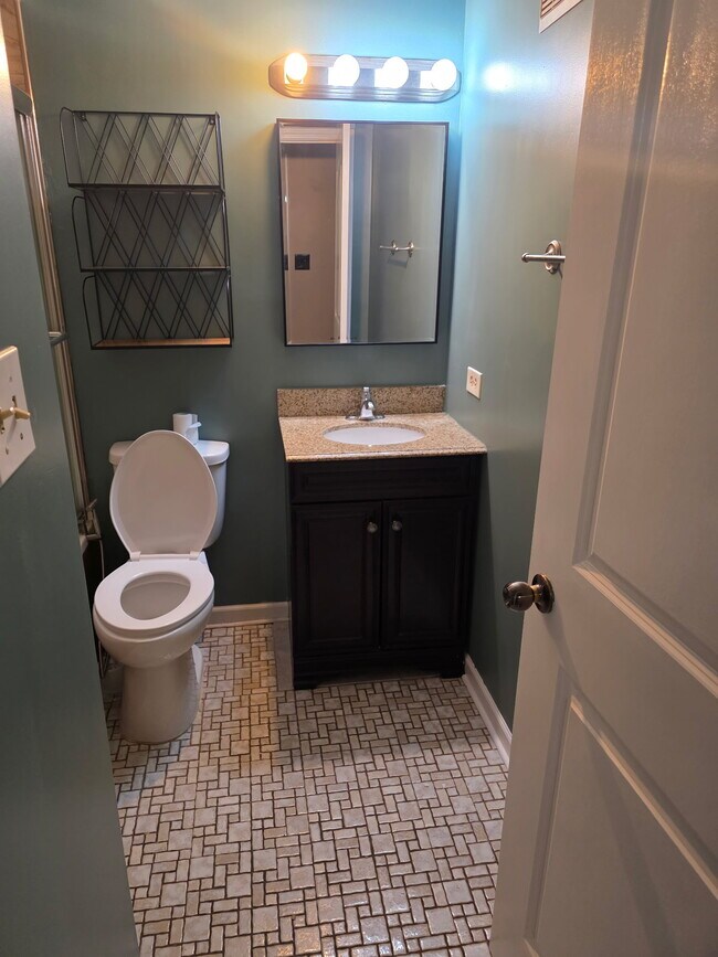 Entryway Bath - 8901 S Roberts Rd Unit 8901 S Roberts Rd Apt 108