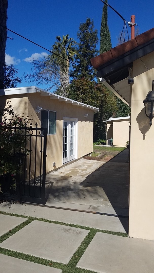 Photo - Tarzana- High End Compact Side House Studio