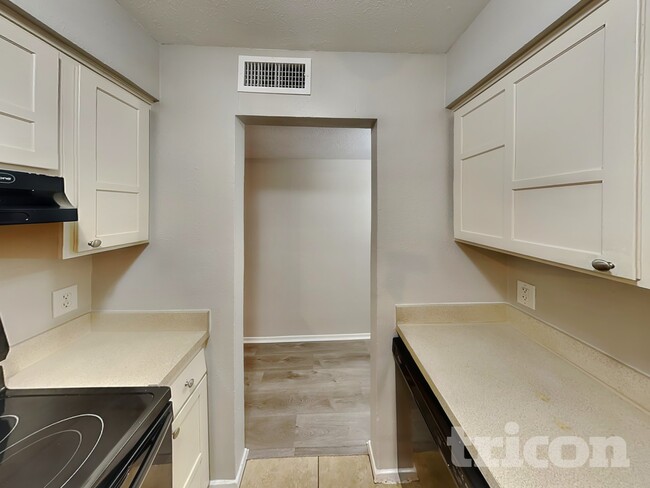 Photo - 1555 Willowbrook St