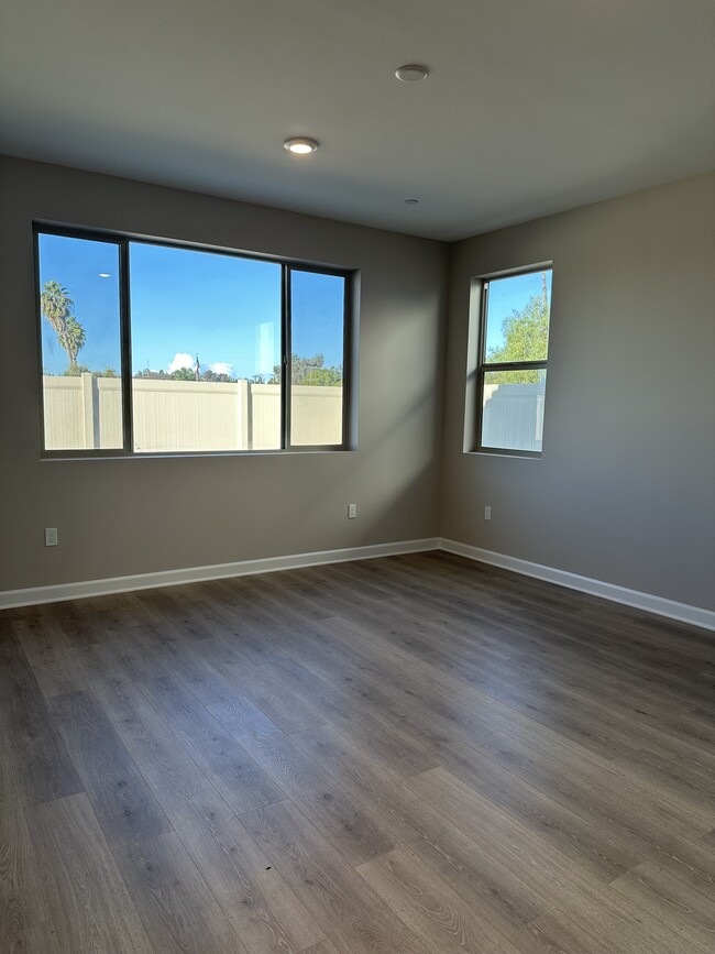 Photo - 2055 Woolem Pl