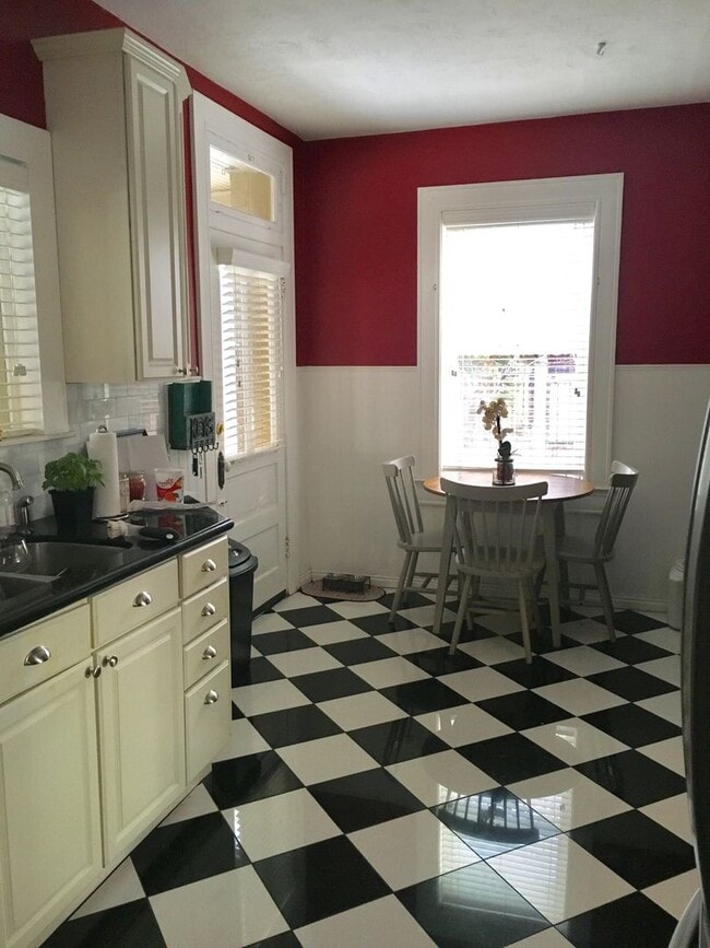 Photo - Charming Victorian Home Near the Universit...