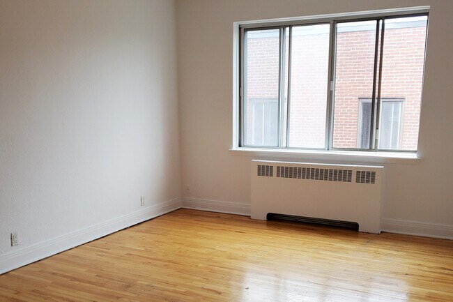 Photo - 4825 Ste-Catherine