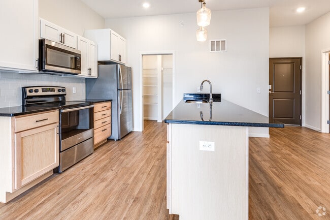 2BR, 2BA - 977SF