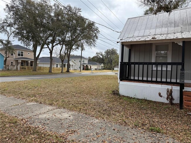 Photo - 719 E 8th St