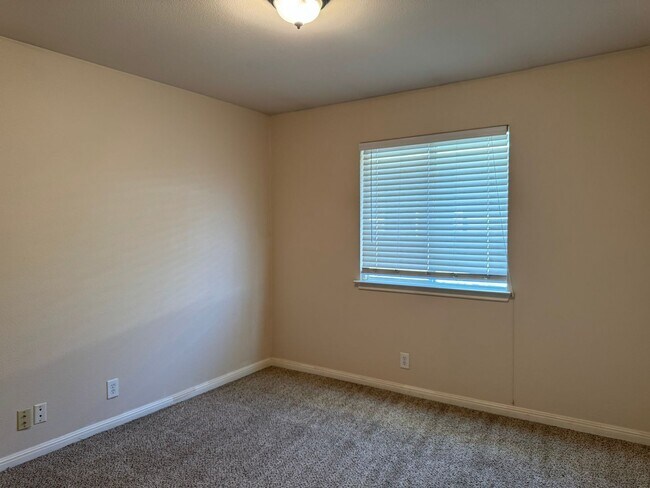 Photo - 8462 Favero Cove