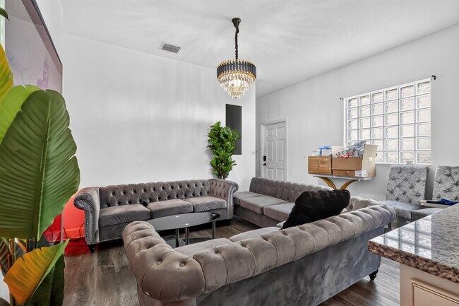Photo - 609 F N St