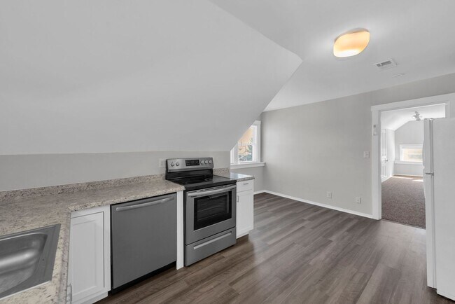 Photo - NORWOOD - Immaculate 1 bed efficiency unit on top floor of 4 family Unidad RUN- # 4 FOREST 4173