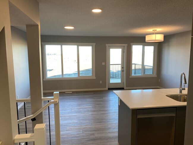 Photo - 1430 Aster Way NW