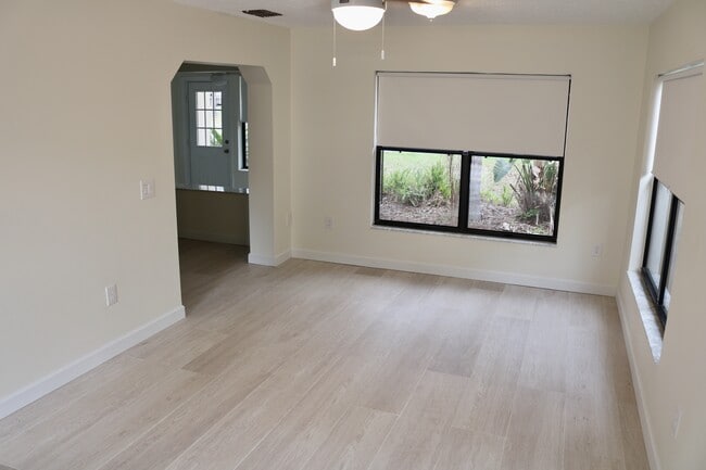 Persianas opacas en toda la casa. - 33 63rd St