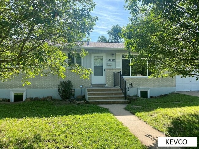 Building Photo - Home with Tons of Space!!