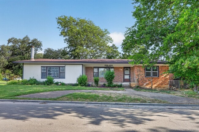 Building Photo - 4400 Hodgkins Rd