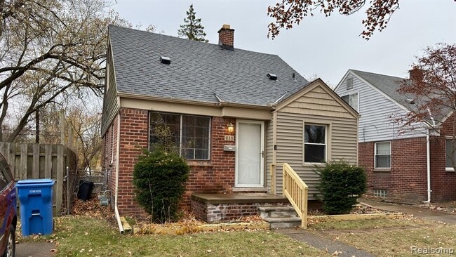 Photo - 855 John Daly St