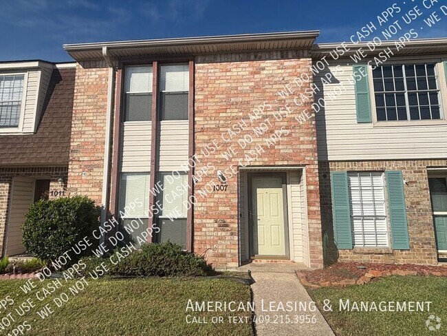 Building Photo - Beautiful 2/2.5 Townhome in the Acclaimed ...