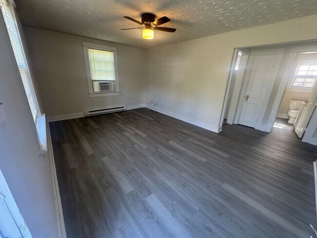 Photo - MINUTES TO DOWNTOWN FREDERICKSBURG - 2 BEDROOM COTTAGE