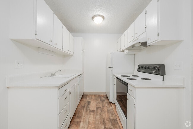 2BR, 1BA - 880SF - Kitchen - Westside Estates