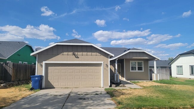 Building Photo - 3 Bedroom Home Near Fairchild Air Force Base