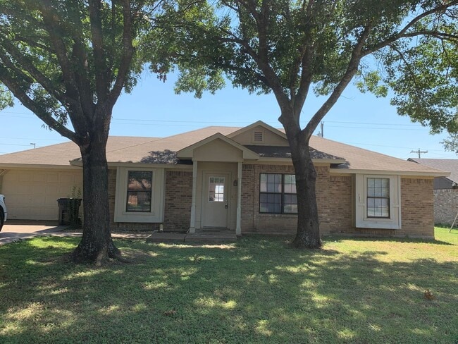 Building Photo - Rare Find!! 3 Bedroom, 2 Bath Home in Lore...
