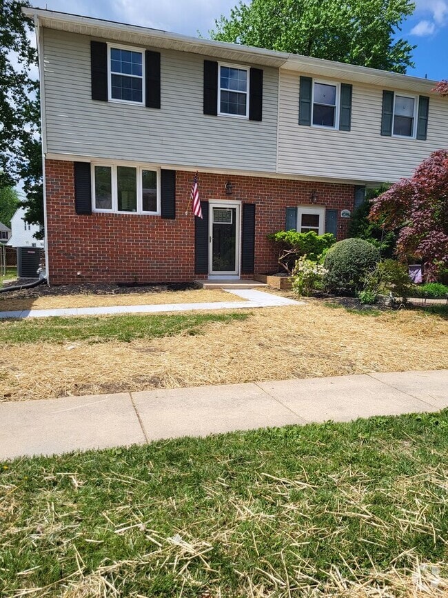Building Photo - HUGE Yard and New Kitchen! Rental