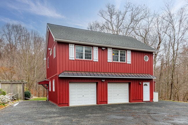 Building Photo - 346 Southbury Rd