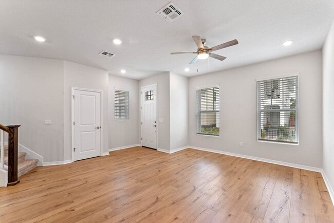 Photo - 911 Colie Aly