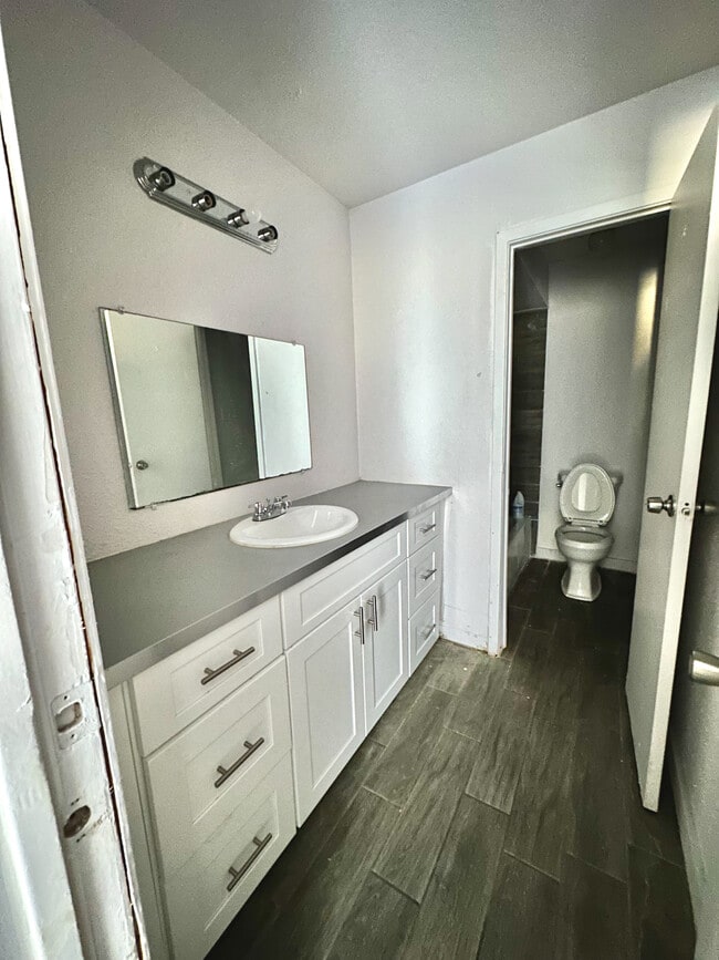 Baño-Armarios nuevos - 12658 Ashford Meadow Dr