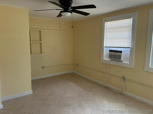 371 Banyan Ave