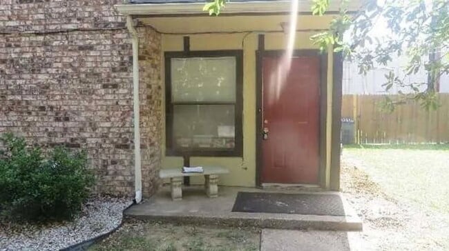 Building Photo - 800 Bluebonnet Dr