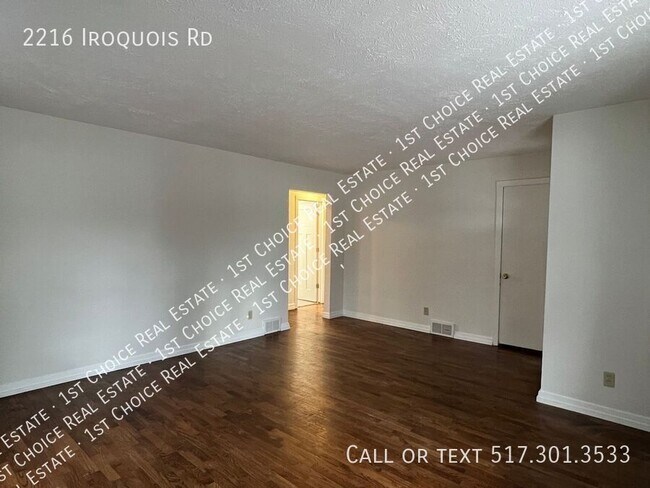 Photo - 2216 Iroquois Rd