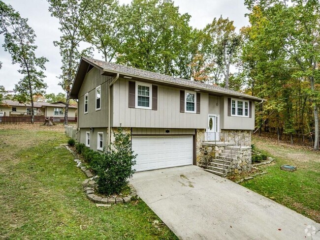 Building Photo - Plenty of Storage and Fenced in yard! Rental