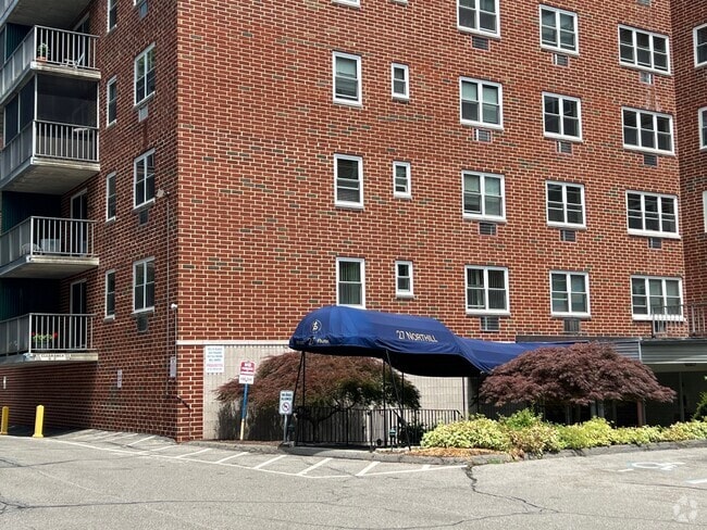 Building Photo - 27 Northill St Unit 6C Rental