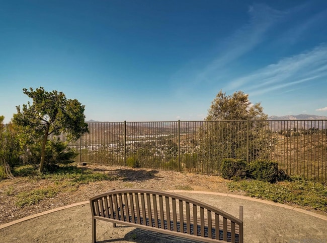 Photo - Tri-Level Townhome Located In Sky Ranch