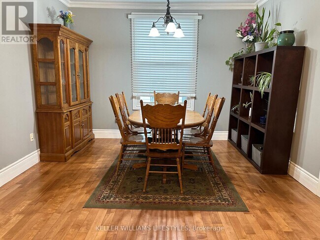 Photo - 101 Emery St E