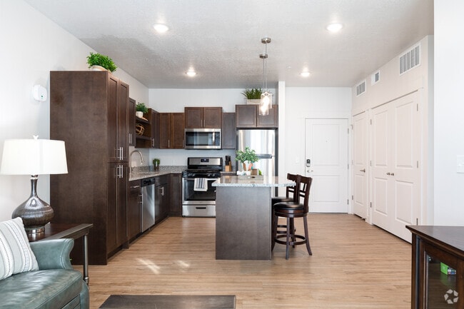 1BR, 1BA - 691SF