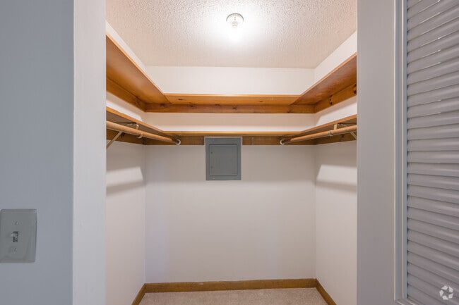 2BR, 1.5BA - 1,100SF - Walk-in Closet - Putnam Village
