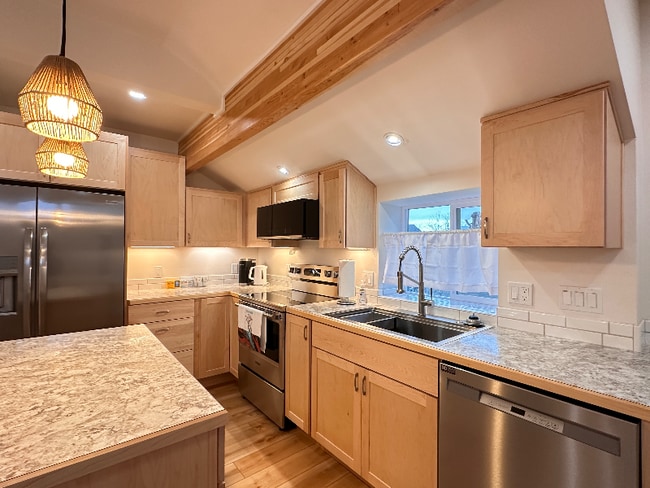 Building Photo - 533 1/2 E 5th St